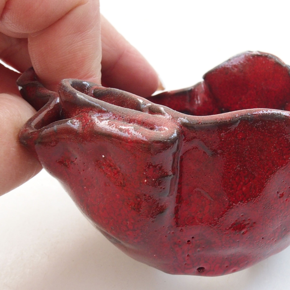 Ceramic shell 8,5 x 7 x 5 cm, color red