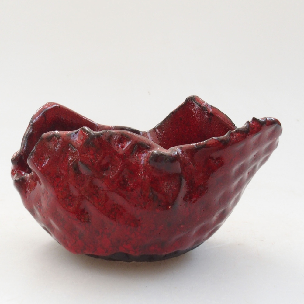 Ceramic shell 8 x 7 x 5,5 cm, color red