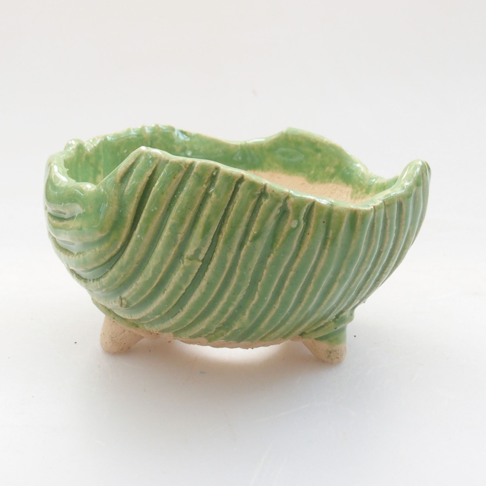 Ceramic shell 7,5 x 7 x 4,5 cm, color green
