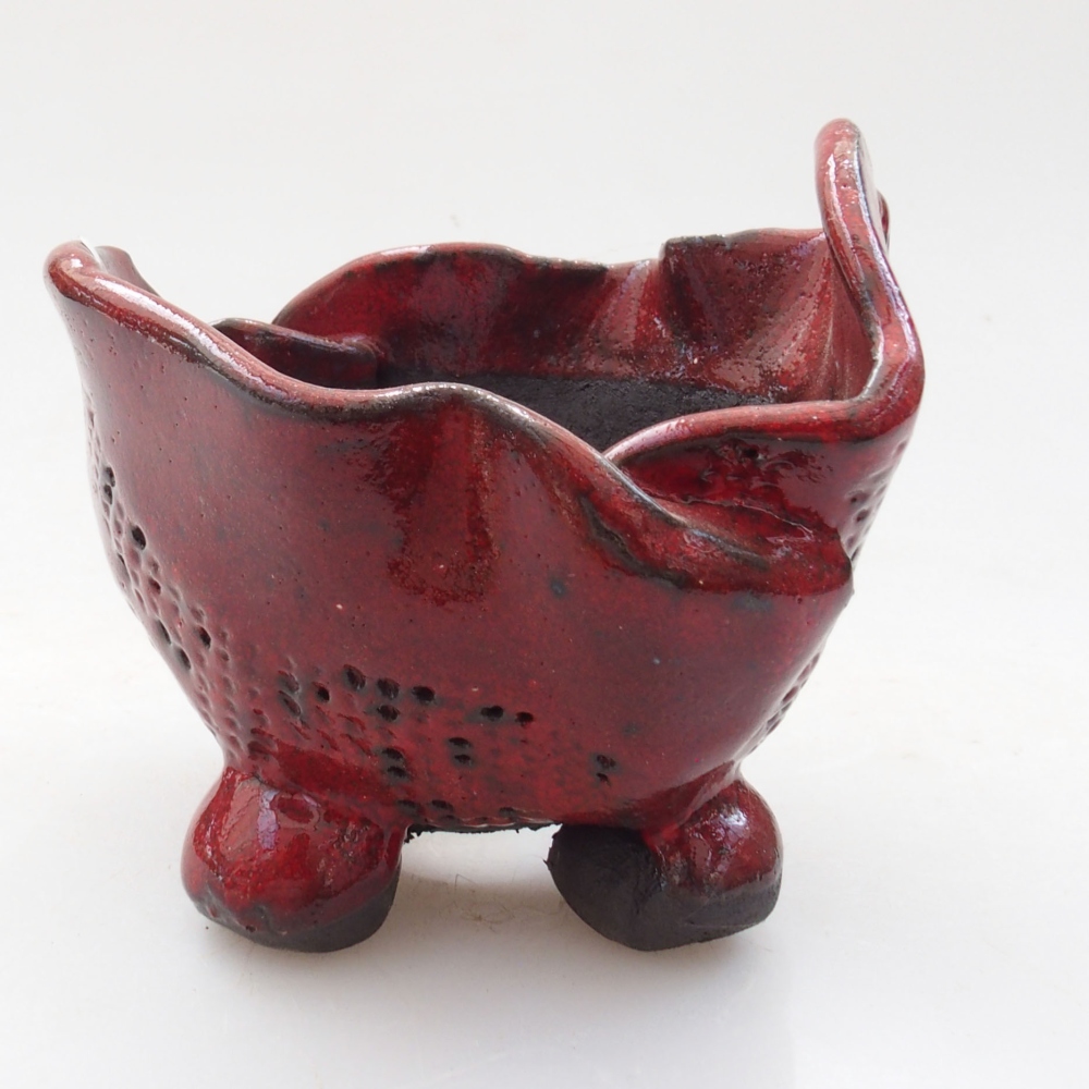 Ceramic shell 8 x 7 x 8 cm, color red