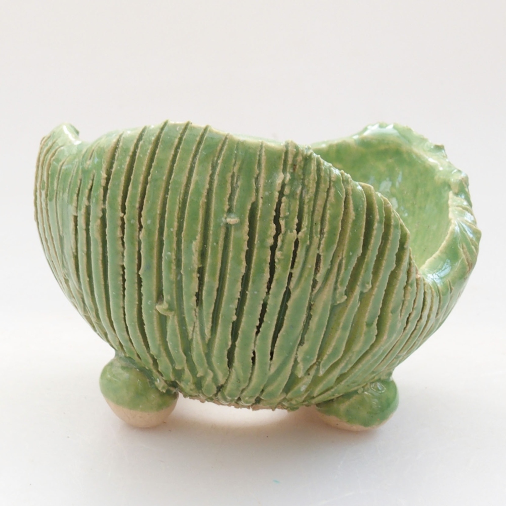Ceramic shell 7.5 x 7.5 x 5.5 cm, color green