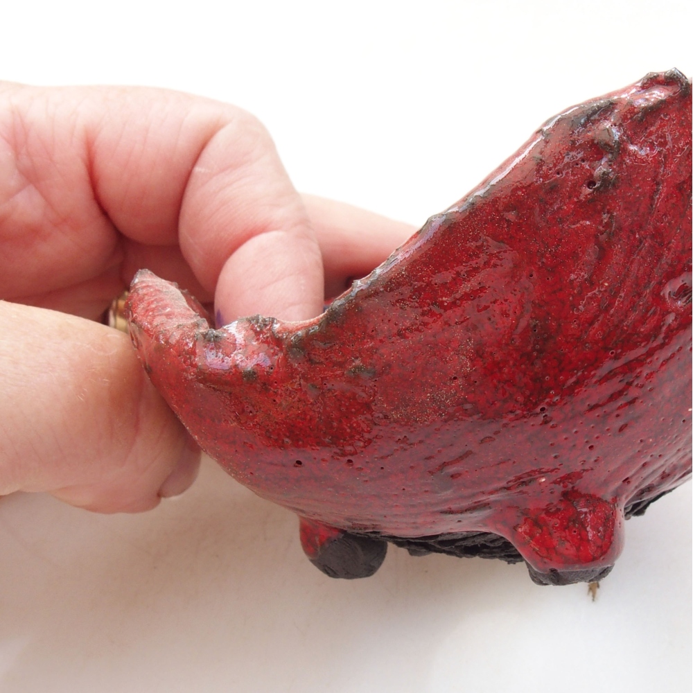 Ceramic shell 8 x 7,5 x 5 cm, color red