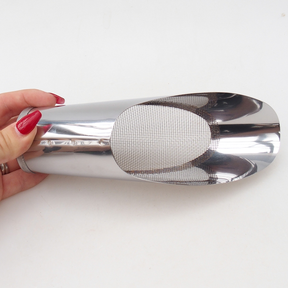 Soil trowel with sieve