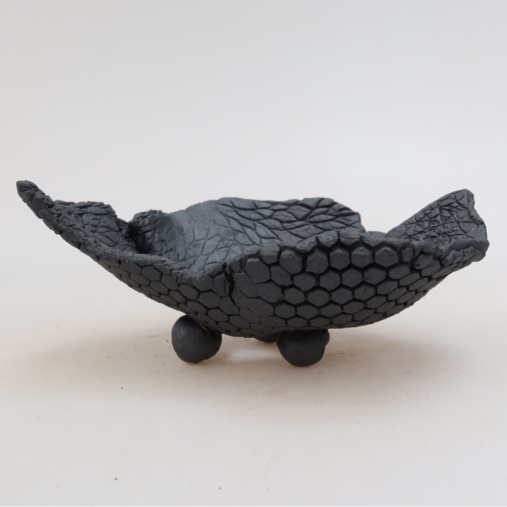 Ceramic Shell  13.5 x 9.5 x 6 cm, metallic color