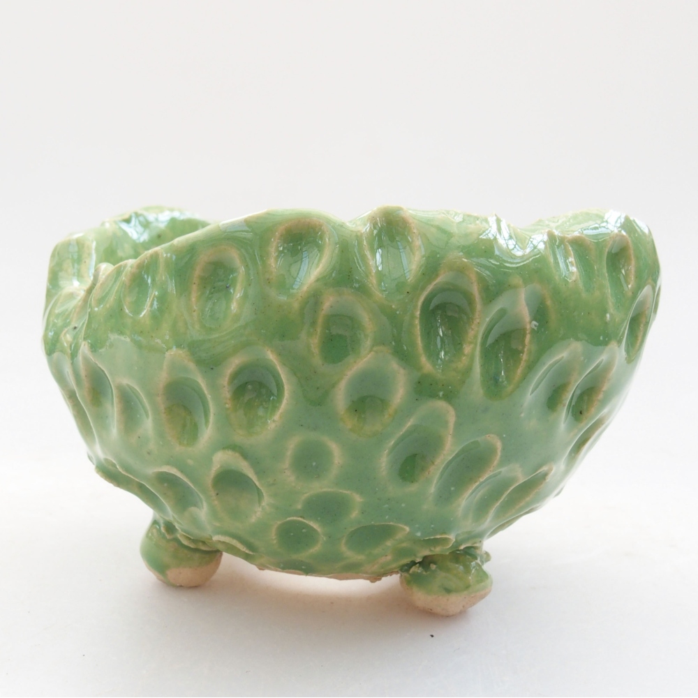 Ceramic shell 7.5 x 7.5 x 5.5 cm, color green