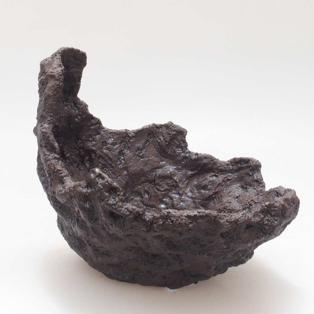 Ceramic shell 13 x 10,5 x 12 cm, brown color
