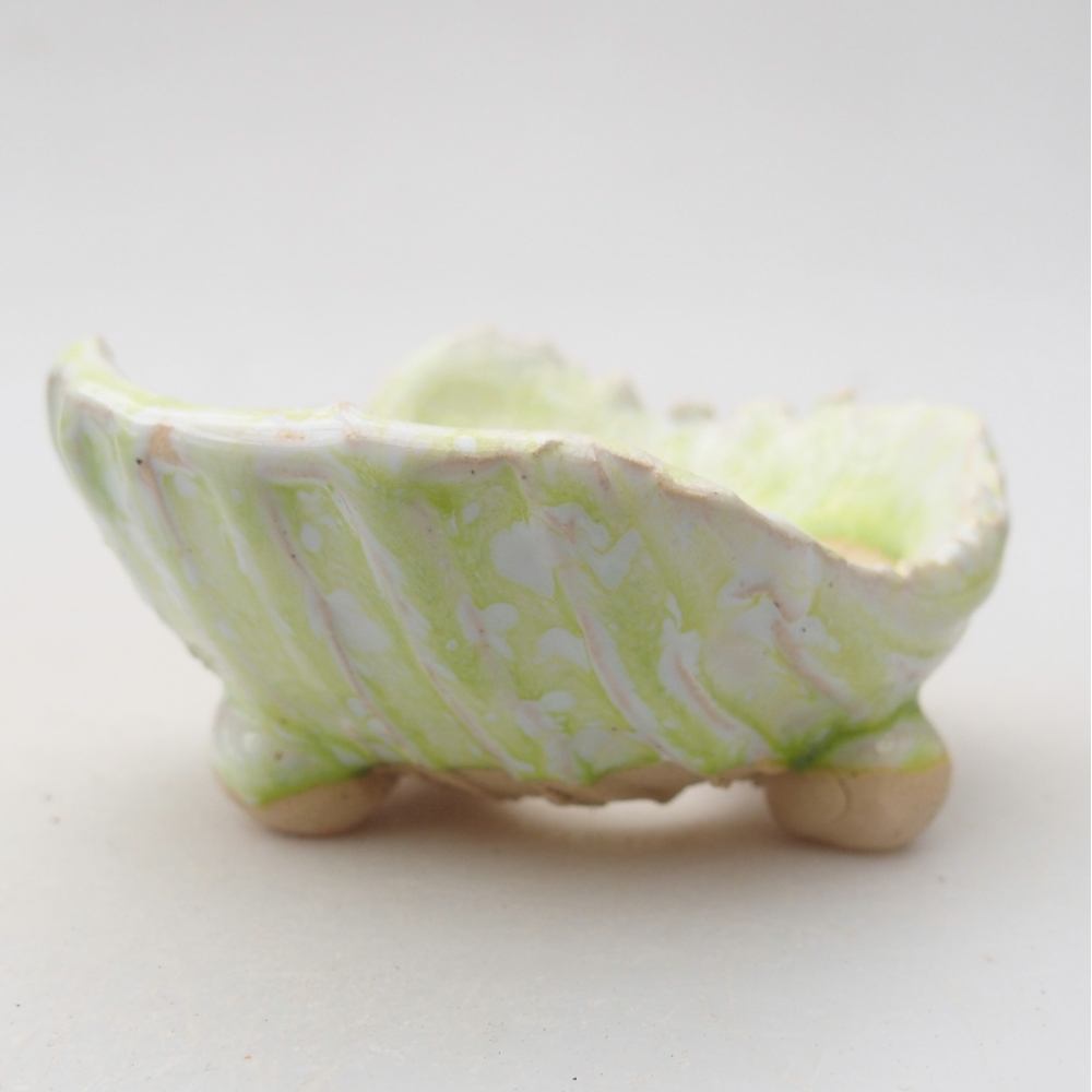Ceramic Shell 8,5 x 7 x 4 cm , colour green