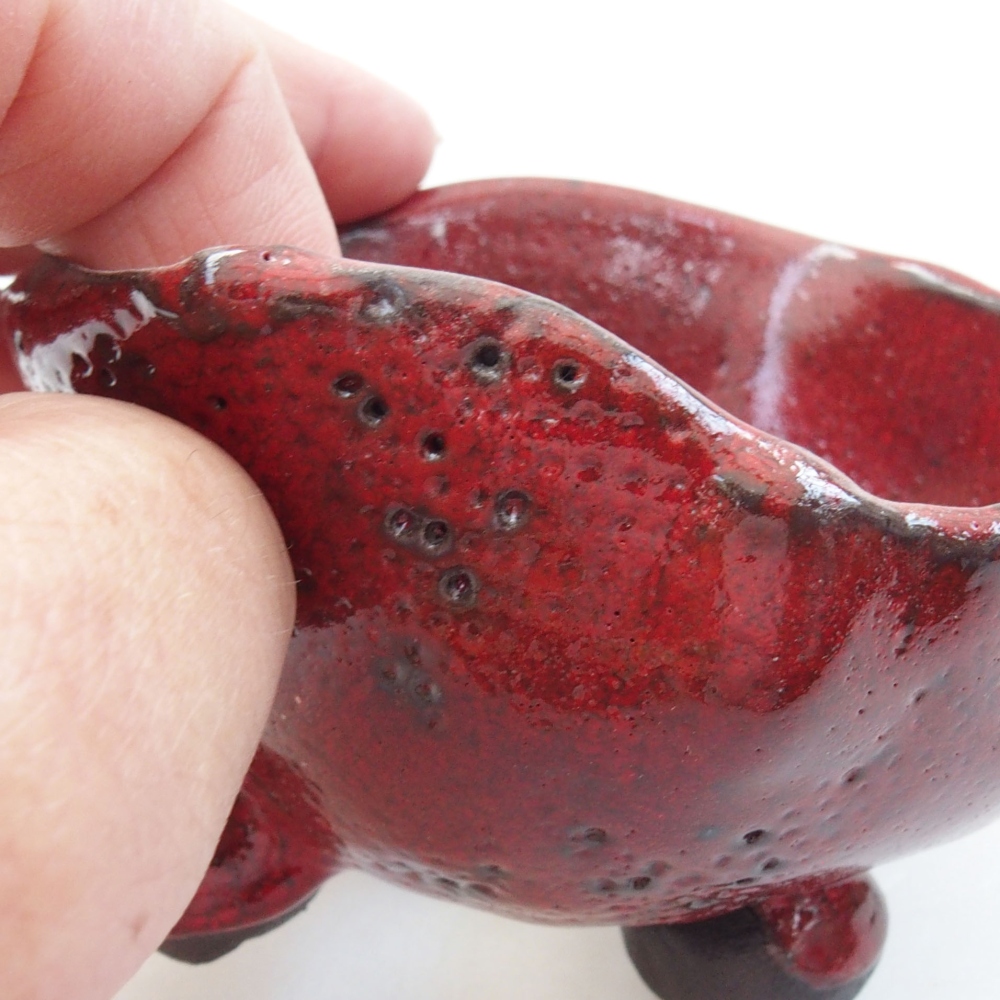 Ceramic shell 8 x 8 x 6 cm, color red