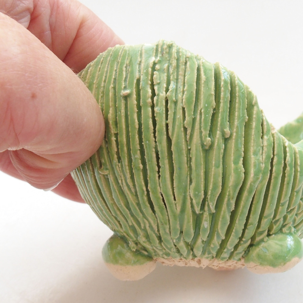 Ceramic shell 7.5 x 7.5 x 5.5 cm, color green