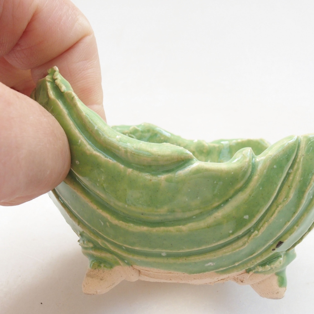 Ceramic shell 7,5 x 7 x 5,5 cm, color green