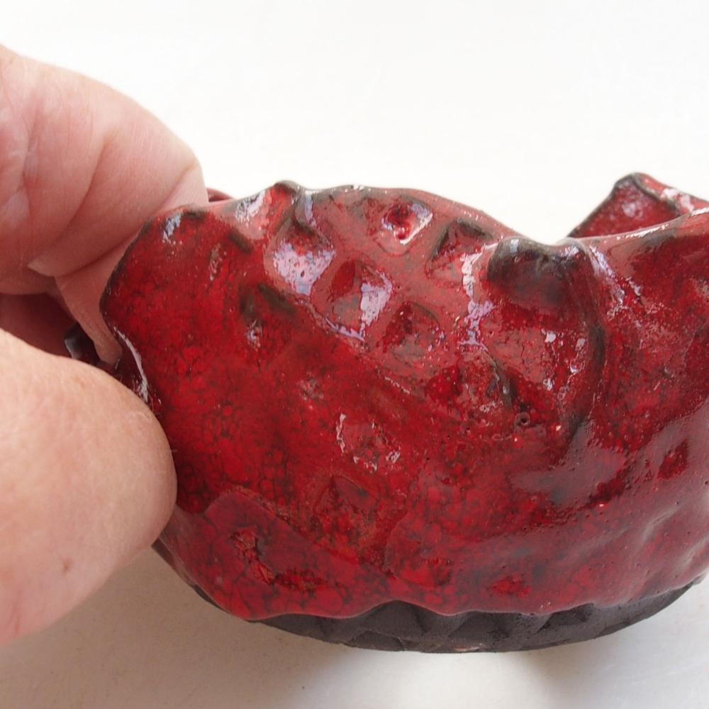 Ceramic shell 8 x 7 x 5,5 cm, color red