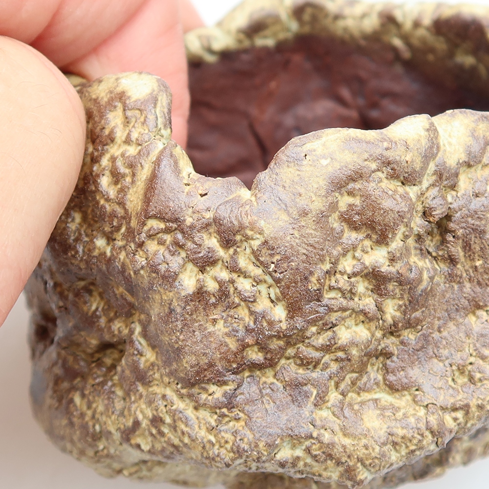 Ceramic Eggshell  6 x 5 x 5.5 cm, brown