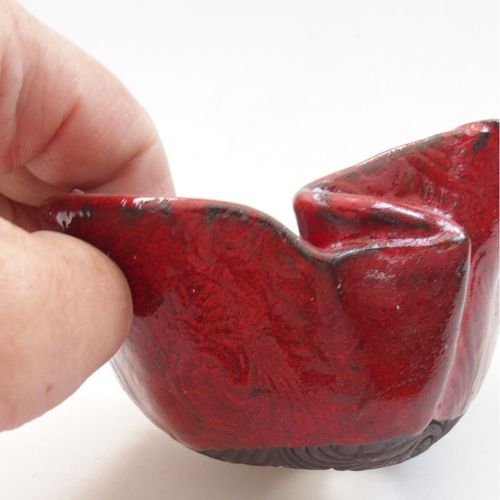 Ceramic shell 9 x 8 x 6 cm, color red
