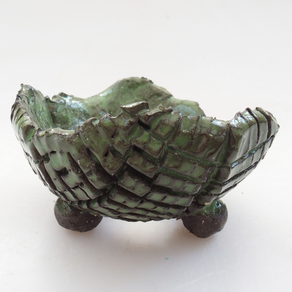 Ceramic shell 6,5 x 6 x 4,5 cm, color green