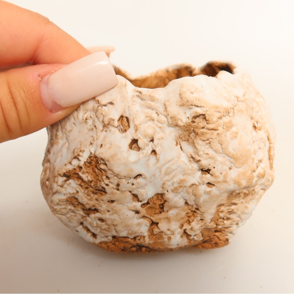Ceramic Eggshell, 7.5 x 7 x 6.5 cm, white