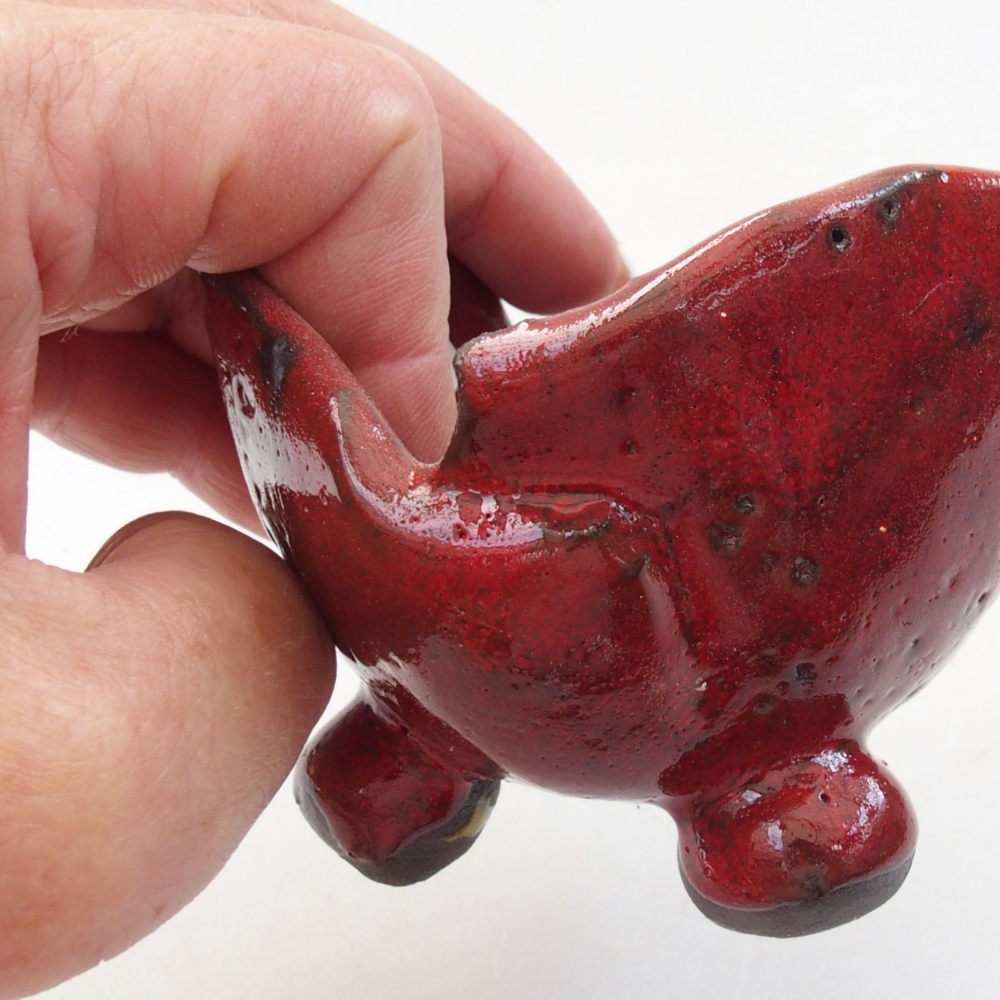 Ceramic shell 8 x 7 x 6 cm, color red