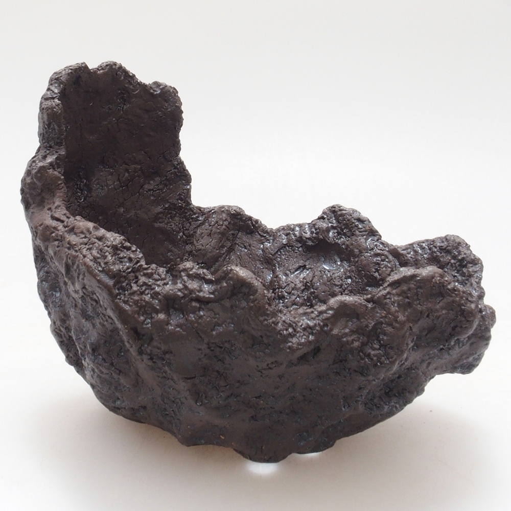 Ceramic shell 9 x 7,5 x 9 cm, brown color
