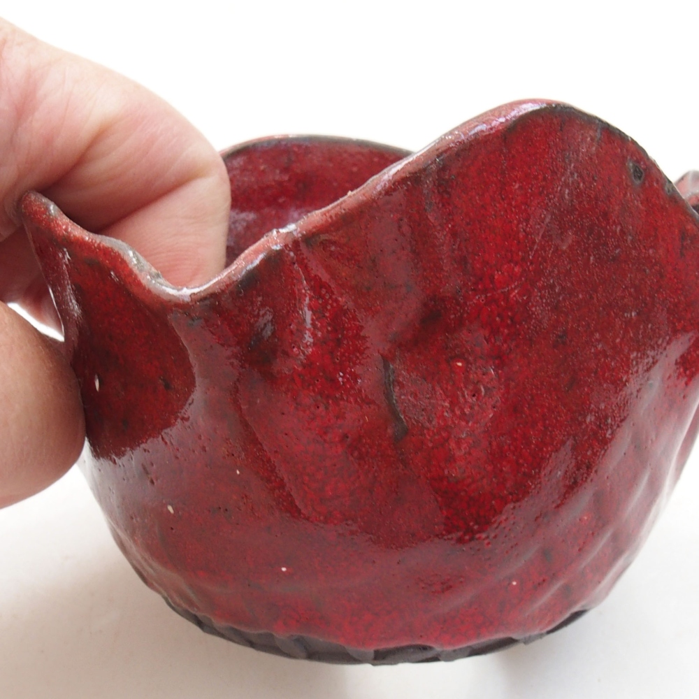 Ceramic shell 8 x 6,5 x 6,5 cm, color red
