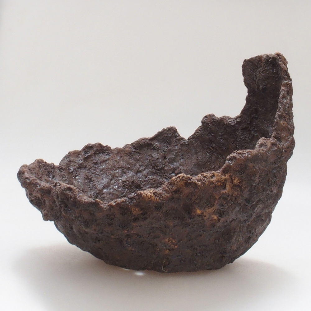 Ceramic shell 24 x 21,5 x 22 cm, brown color