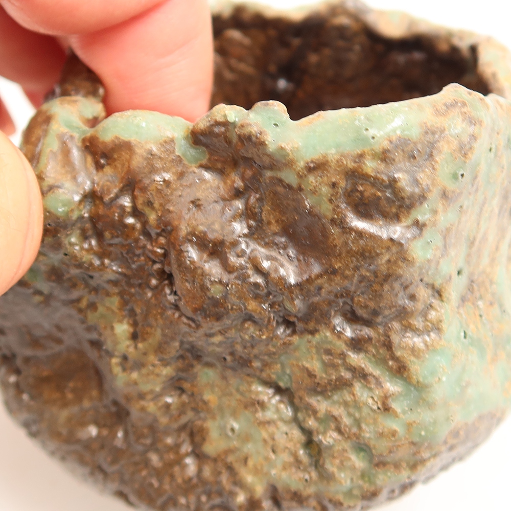 Ceramic Eggshell  6 x 5 x 6 cm, green