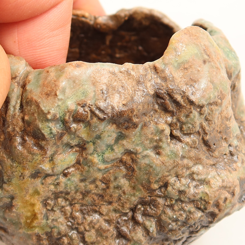 Ceramic Eggshell  6 x 5 x 6 cm, green