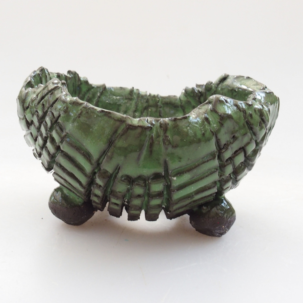 Ceramic shell 7 x 7 x 5 cm, color green