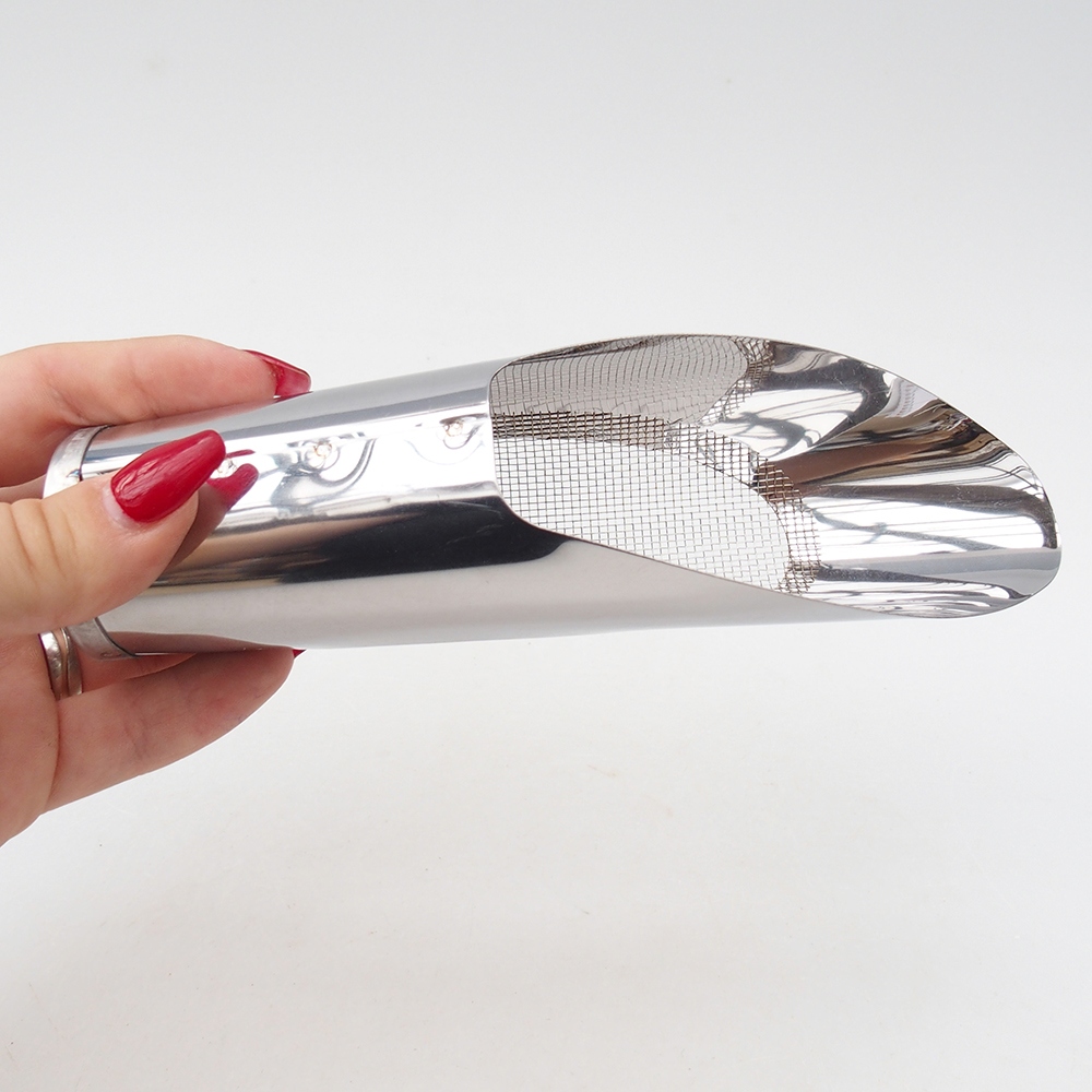 Soil trowel with sieve