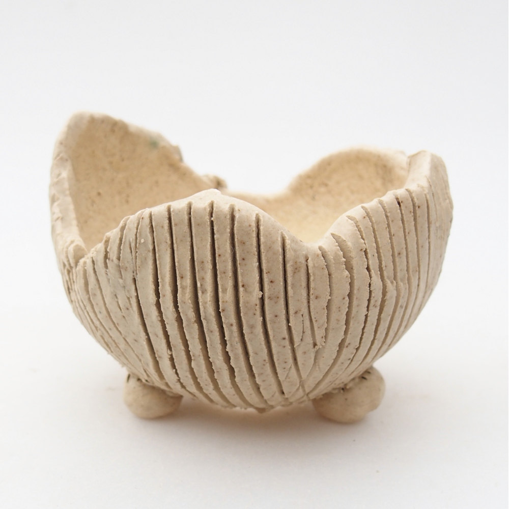 Ceramic shell 9 x 8,5 x 6,5 cm , colour beige