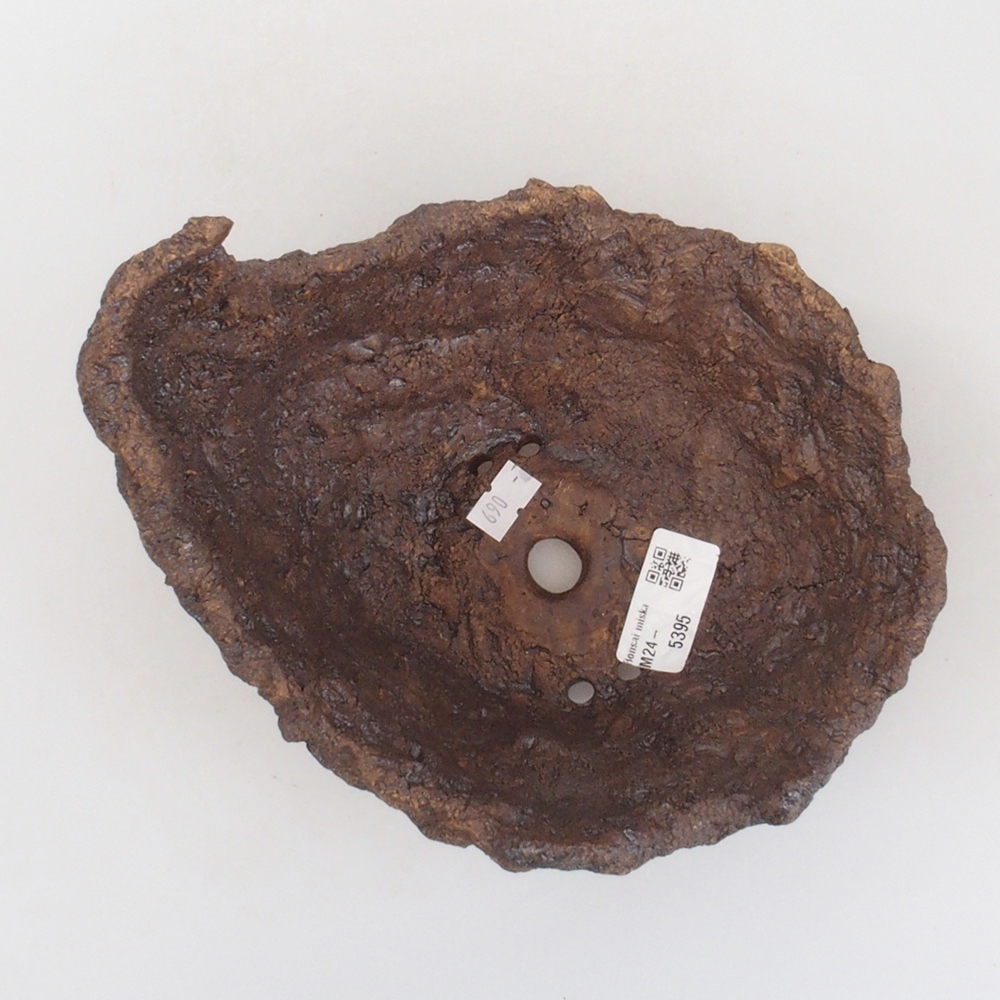 Ceramic shell 17,5 x 15 x 16 cm, brown color