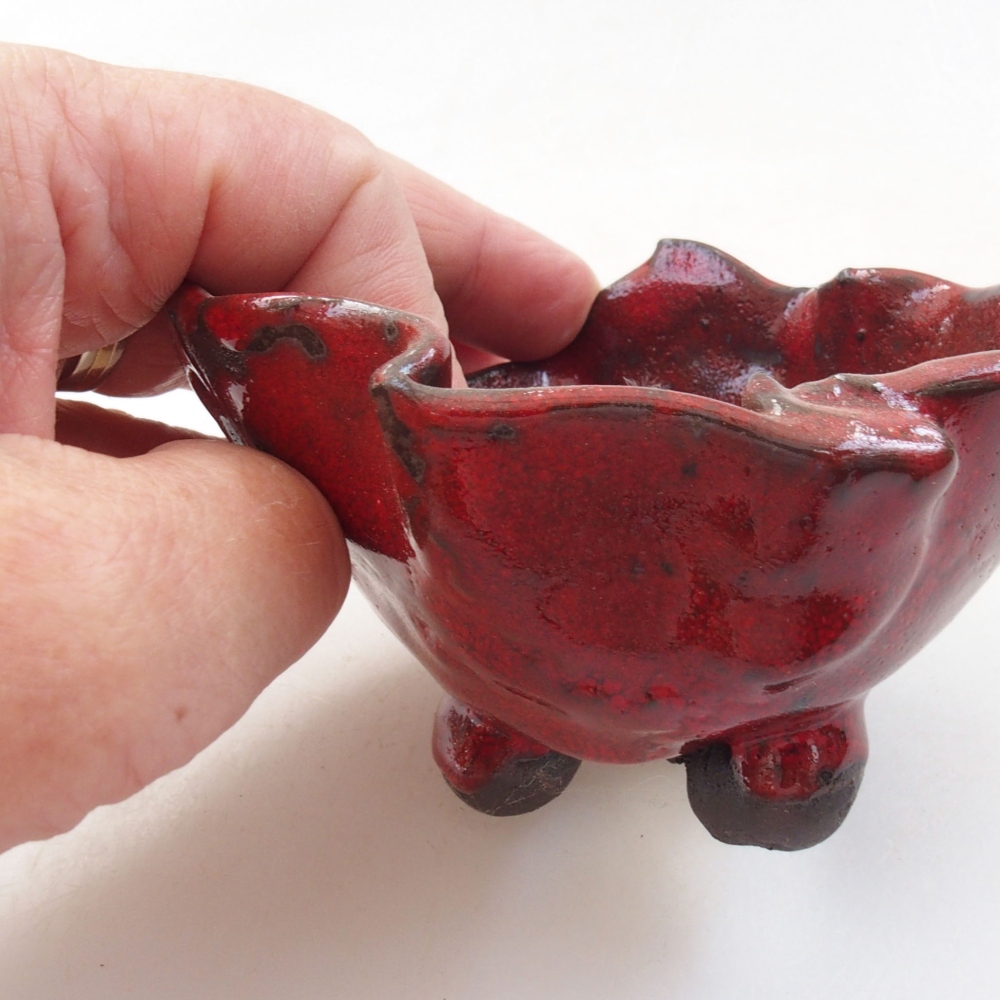 Ceramic shell 8,5 x 8 x 6 cm, color red