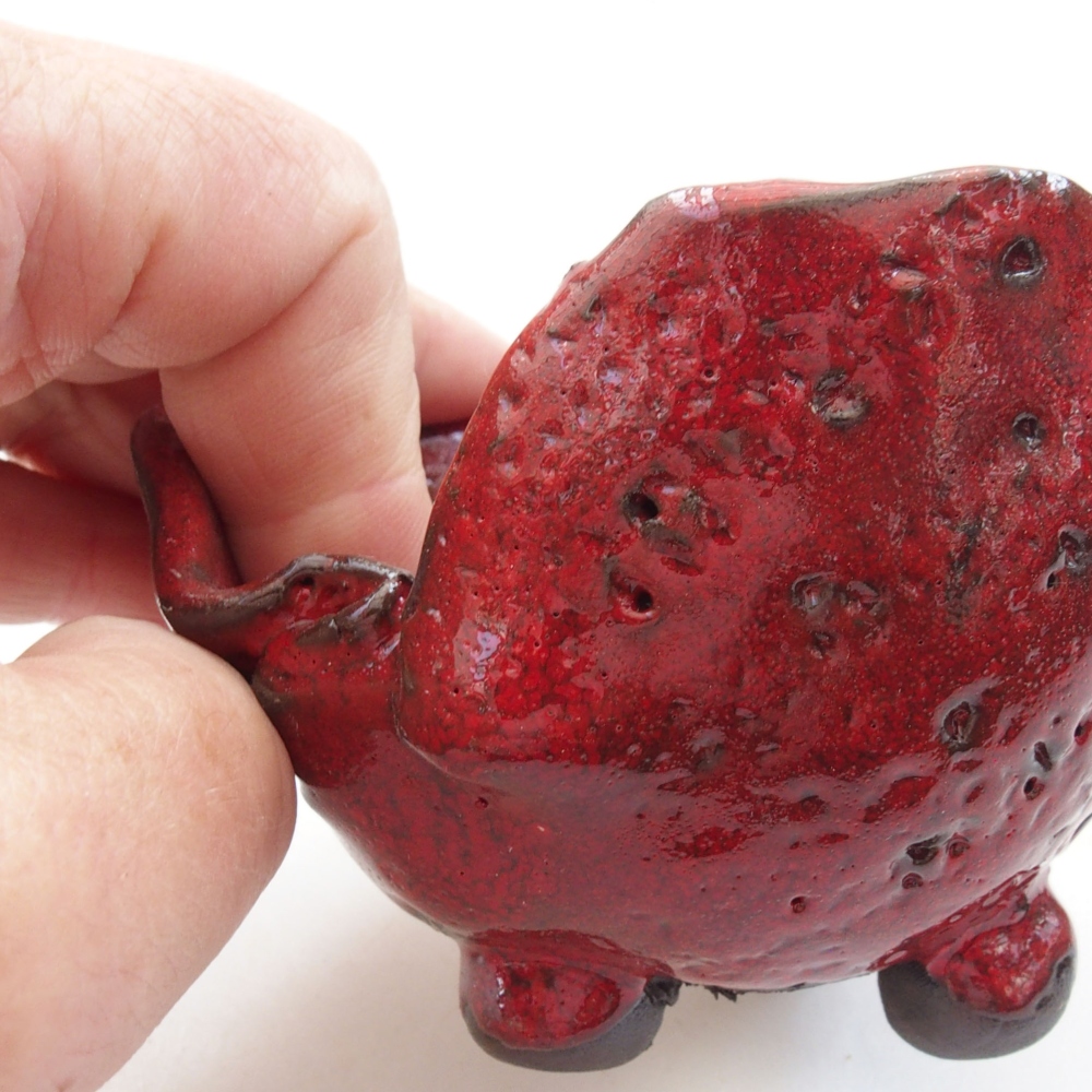 Ceramic shell 8 x 7,5 x 7 cm, color red