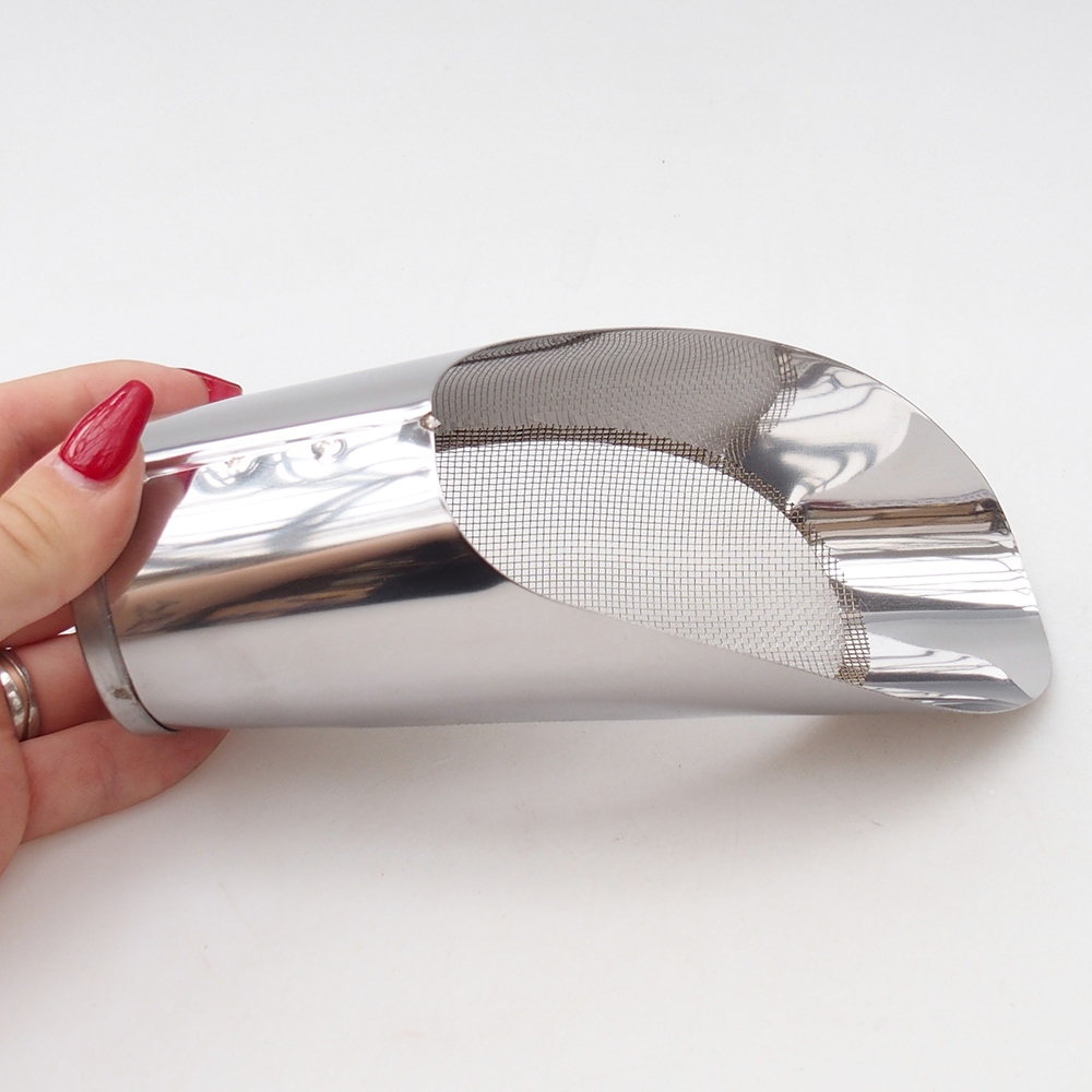 Soil trowel with sieve