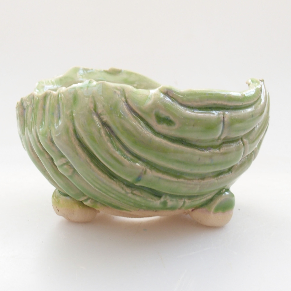Ceramic shell 7.5 x 7.5 x 5 cm, color green