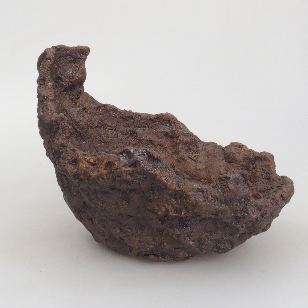 Ceramic shell 17,5 x 15 x 16 cm, brown color