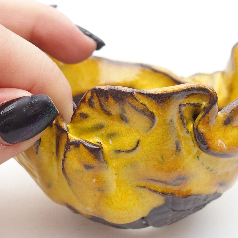 Ceramic shell 9 x 8,5 x 6,5 cm , yellow