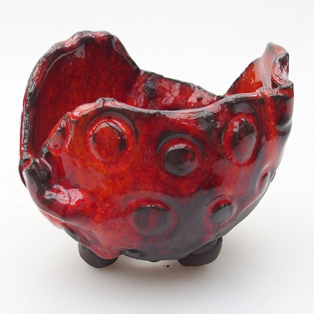 Ceramic shell 9 x 7,5 x 7 cm , colour red