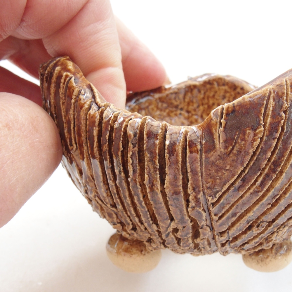 Ceramic shell 8 x 7,5 x 6 cm, color brown
