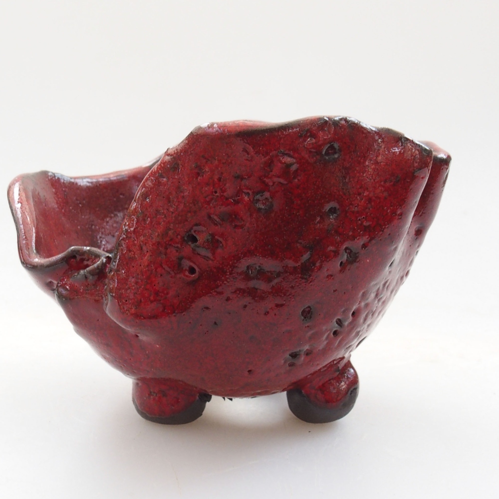 Ceramic shell 8 x 7,5 x 7 cm, color red