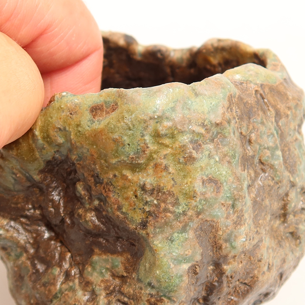 Ceramic Eggshell  6 x 5 x 6.5 cm, green