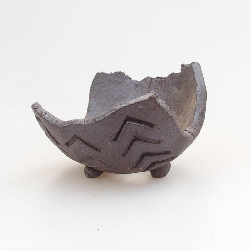 Ceramic shell 7.5 x 6.5 x 5.5 cm, brown color