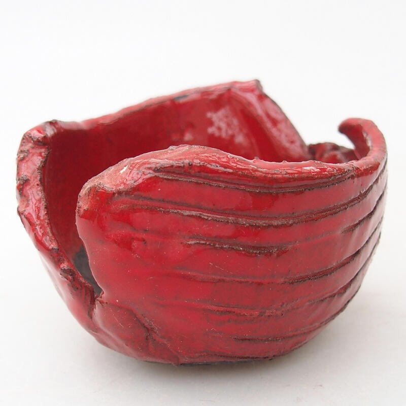 Ceramic shell 7 x 7 x 4.5 cm, color red