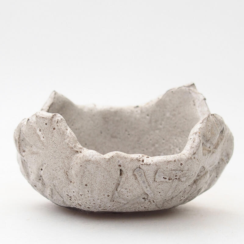 Ceramic shell 8 x 6.5 x 5 cm, gray color