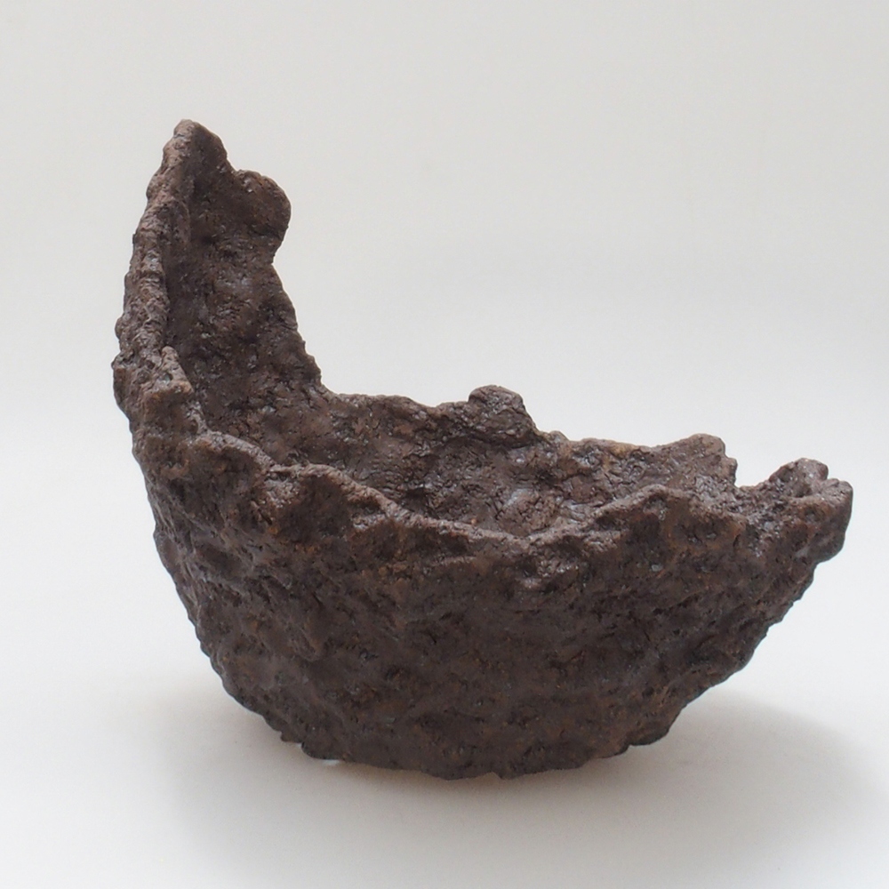 Ceramic shell 24 x 20 x 22,5 cm, brown color
