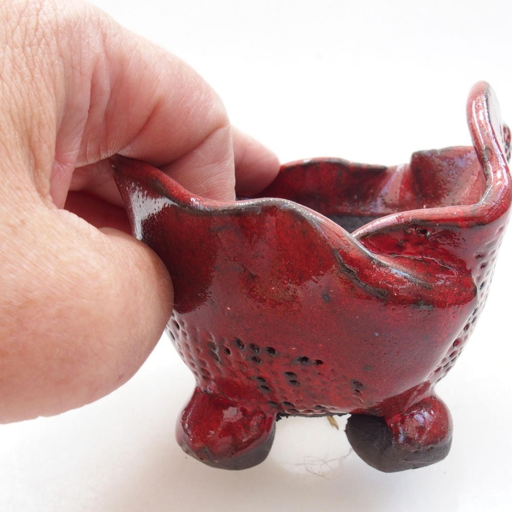 Ceramic shell 8 x 7 x 8 cm, color red