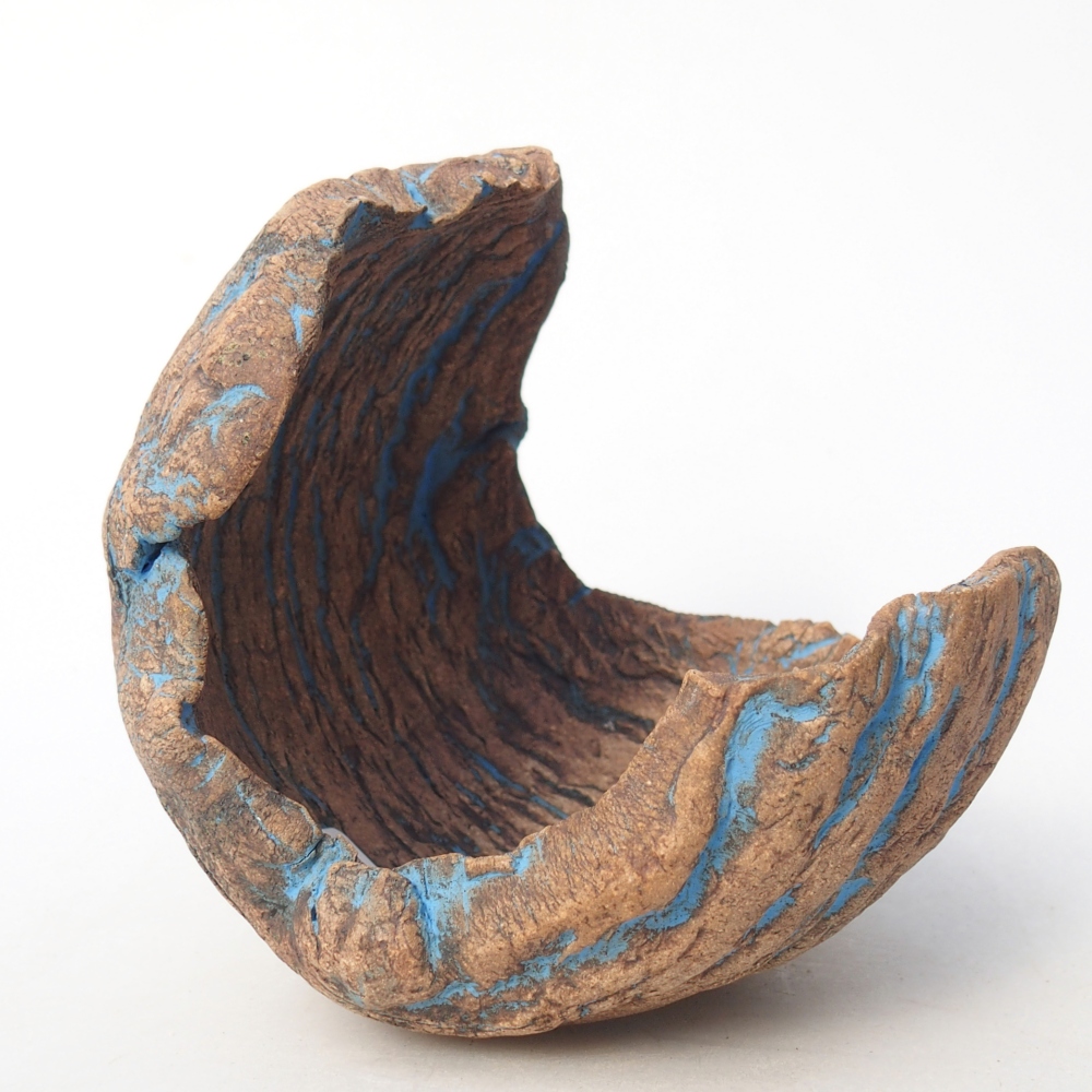 Ceramic shell 10 x 9,5 x 10,5 cm , colour blue