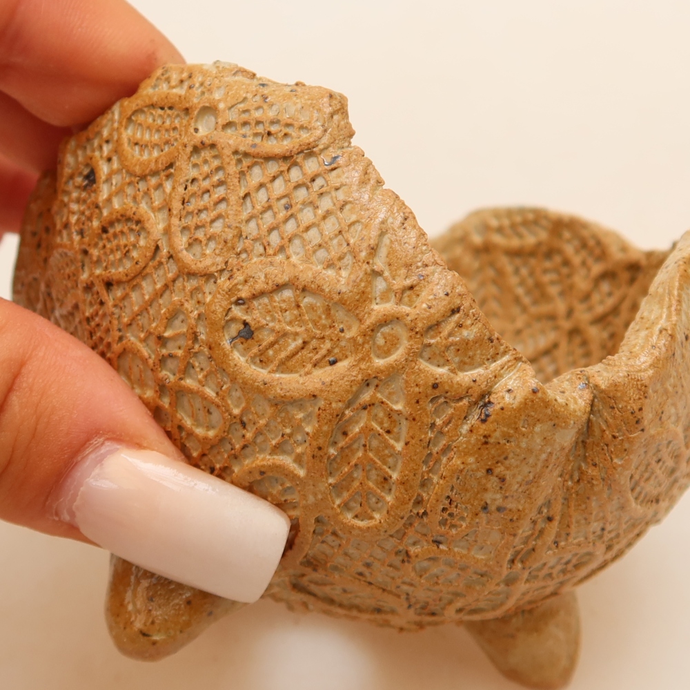 Ceramic Shell 8,5 x 8,5 x 6 cm , colour beige