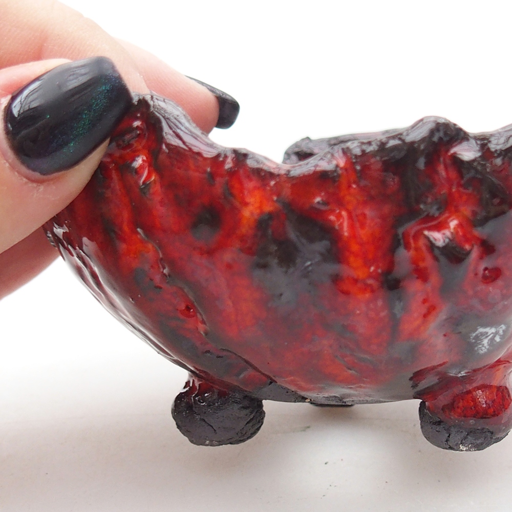 Ceramic shell 9,5 x 9 x 6 cm , colour red