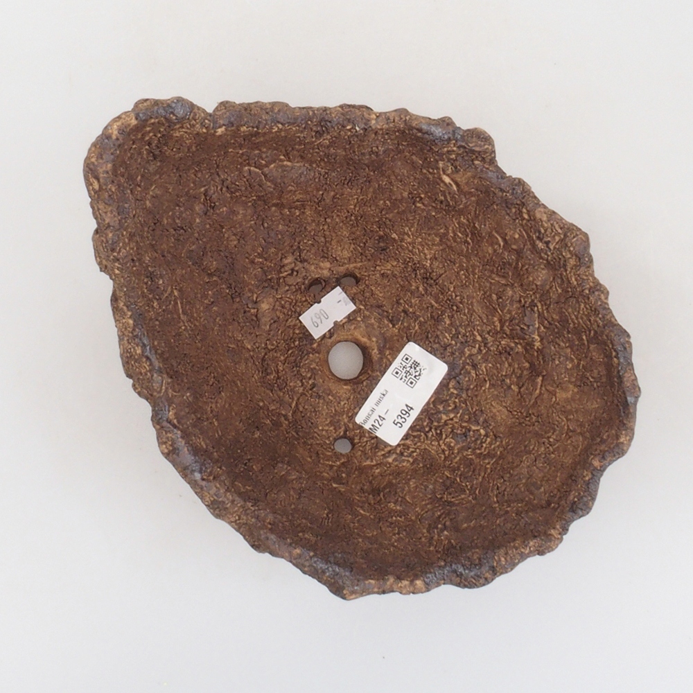 Ceramic shell 17,5 x 15 x 15,5 cm, brown color