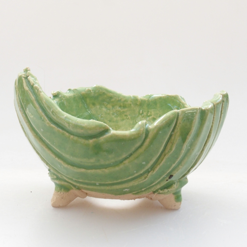 Ceramic shell 7,5 x 7 x 5,5 cm, color green