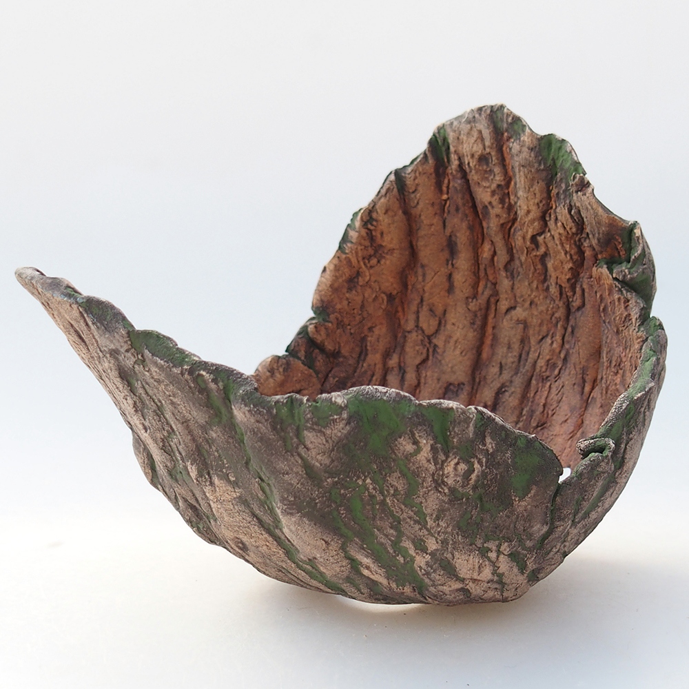 Ceramic shell 12 x 9,5 x 11 cm , colour green